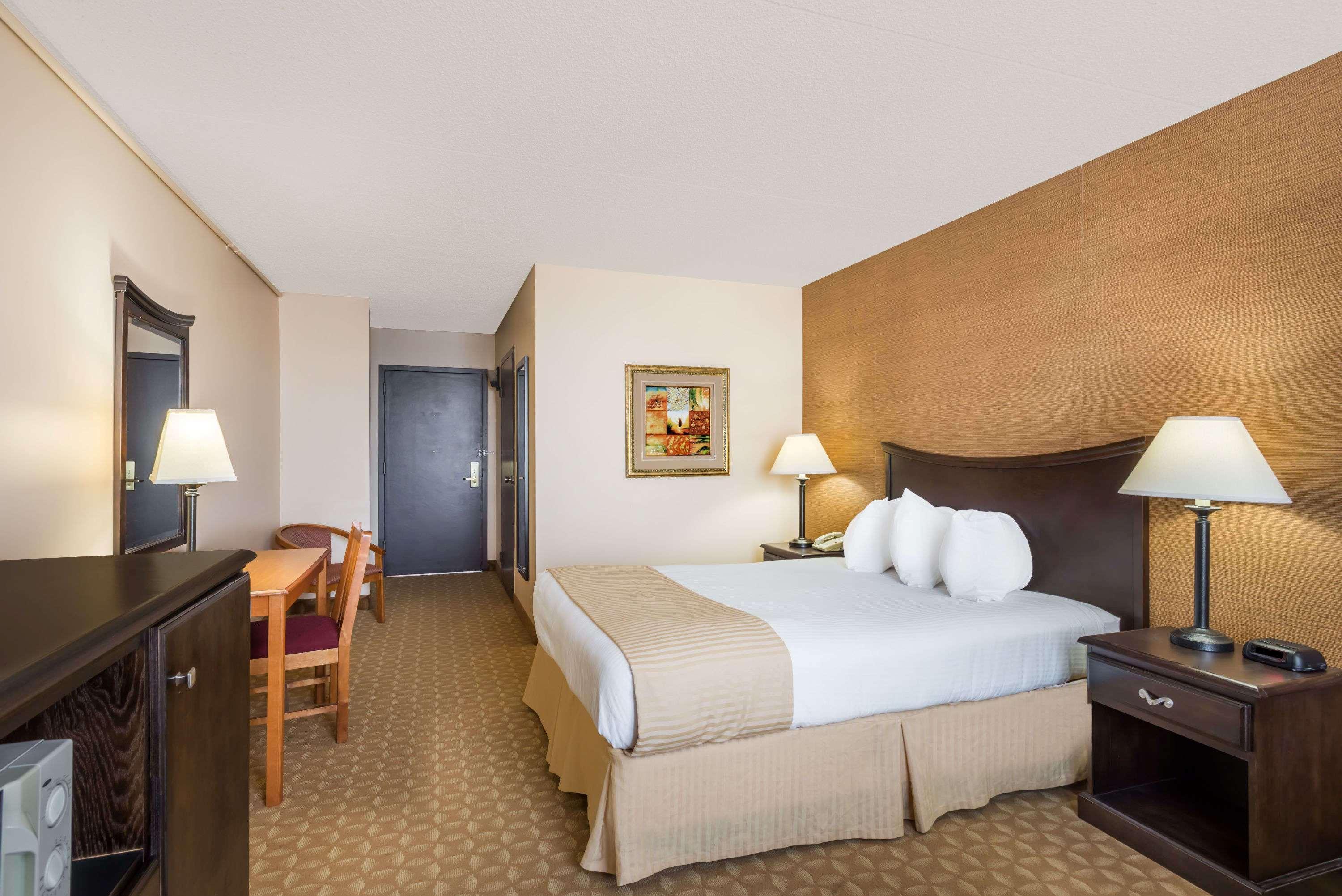 Ramada By Wyndham Watertown Thousand Kültér fotó