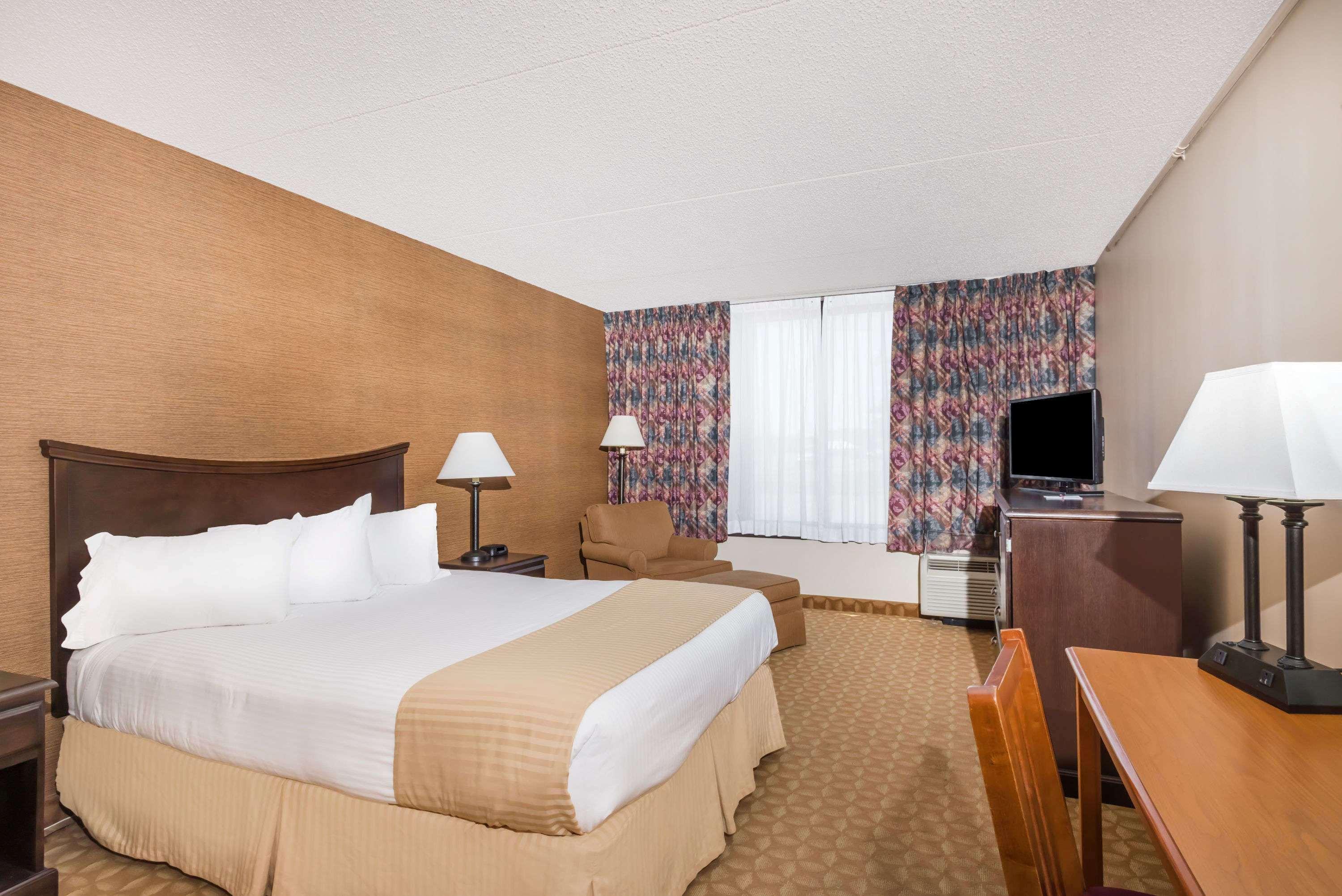 Ramada By Wyndham Watertown Thousand Kültér fotó