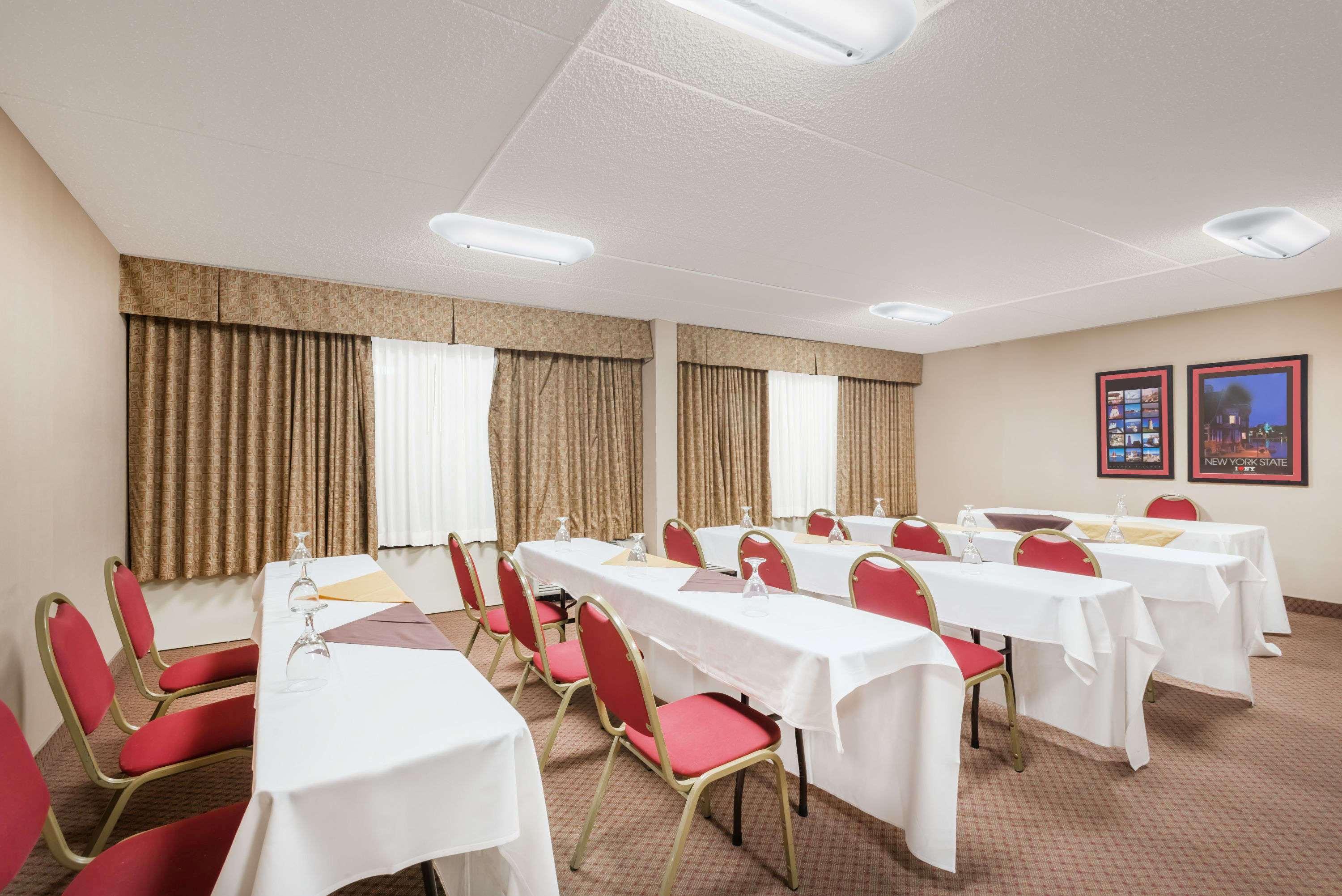Ramada By Wyndham Watertown Thousand Kültér fotó