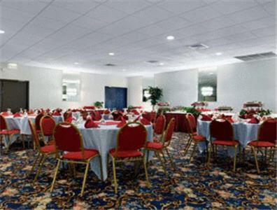 Ramada By Wyndham Watertown Thousand Étterem fotó